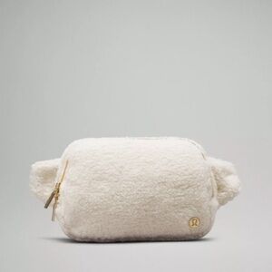 Everywhere Belt Bag Large 2L *Fleece